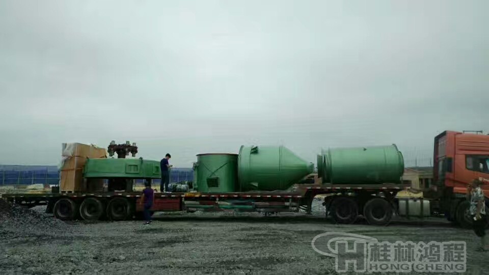 桂林鴻程磨粉機裝車發(fā)往客戶現(xiàn)場 桂林鴻程磨粉機裝車發(fā)往客戶現(xiàn)場