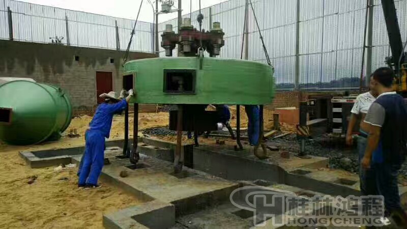 烈日下桂林鴻程磨粉機安裝團隊正在為客戶安裝主機 烈日下桂林鴻程磨粉機安裝團隊正在為客戶安裝主機