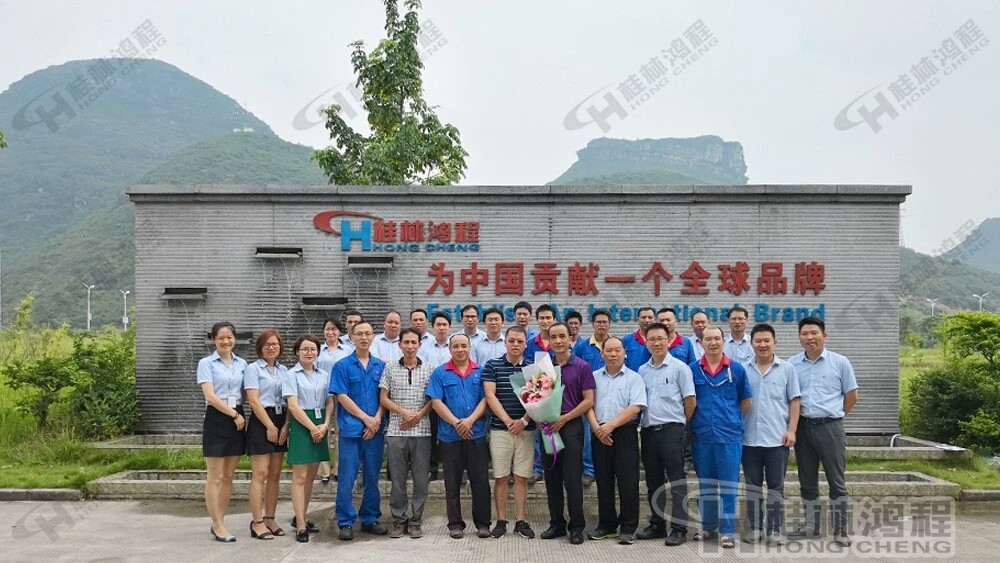 桂林鴻程磨粉機(jī)舉行退休職工莫子金歡送會(huì) 桂林鴻程磨粉機(jī)舉行退休職工莫子金歡送會(huì)