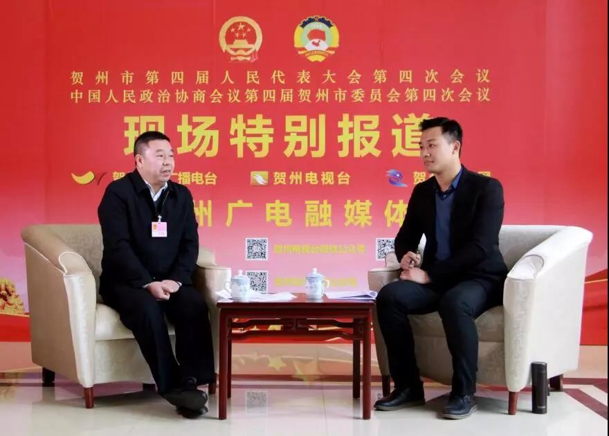 賀州市旺高工業(yè)園區(qū)管委會(huì)主任鄒雪群(左一)接受采訪 賀州市旺高工業(yè)園區(qū)管委會(huì)主任鄒雪群(左一)接受采訪