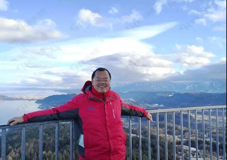 磨粉機(jī)廠家桂林鴻程容北國總裁 磨粉機(jī)廠家桂林鴻程容北國總裁