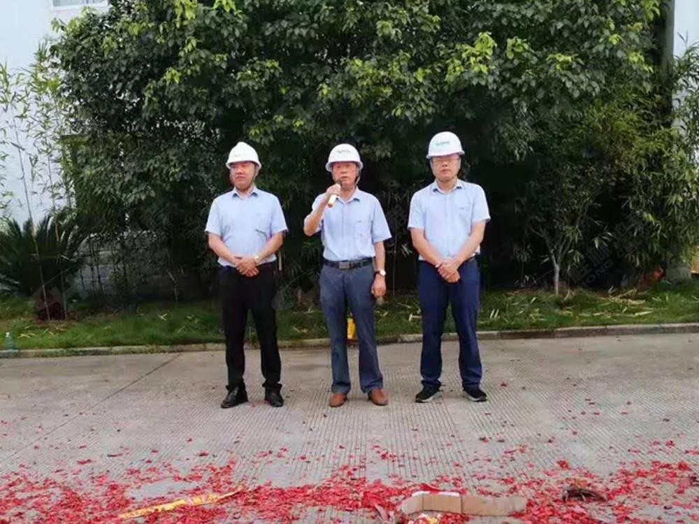 桂林鴻程董事長容平勛發(fā)表致辭桂林鴻程機電設(shè)備有限公司廠區(qū)2#生產(chǎn)廠房開工大吉！