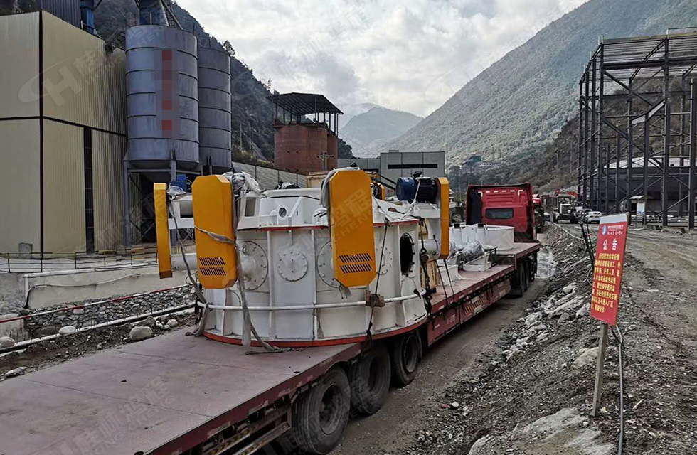 廣西桂林鴻程磨粉機(jī)董事長(zhǎng)容棟國、總經(jīng)理林總親臨磨機(jī)安裝現(xiàn)場(chǎng)指導(dǎo)工作