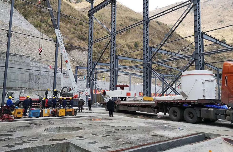 廣西桂林鴻程磨粉機(jī)董事長(zhǎng)容棟國、總經(jīng)理林總親臨磨機(jī)安裝現(xiàn)場(chǎng)指導(dǎo)工作