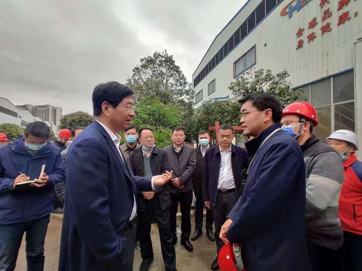 桂林市委書(shū)記周家斌書(shū)記，鐘洪常務(wù)副市長(zhǎng)等市委市政府，區(qū)委區(qū)政府領(lǐng)導(dǎo)一行開(kāi)年第一站來(lái)到廣西桂林鴻程機(jī)械廠指導(dǎo)慰問(wèn)
