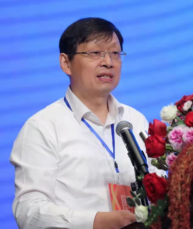 廣西大學(xué)校長助理、廣西碳酸鈣產(chǎn)業(yè)化工程院常務(wù)副院長、廣西碳酸鈣行業(yè)協(xié)會(huì)會(huì)長童張法圖片來源：廣西碳酸鈣產(chǎn)業(yè)化工程院