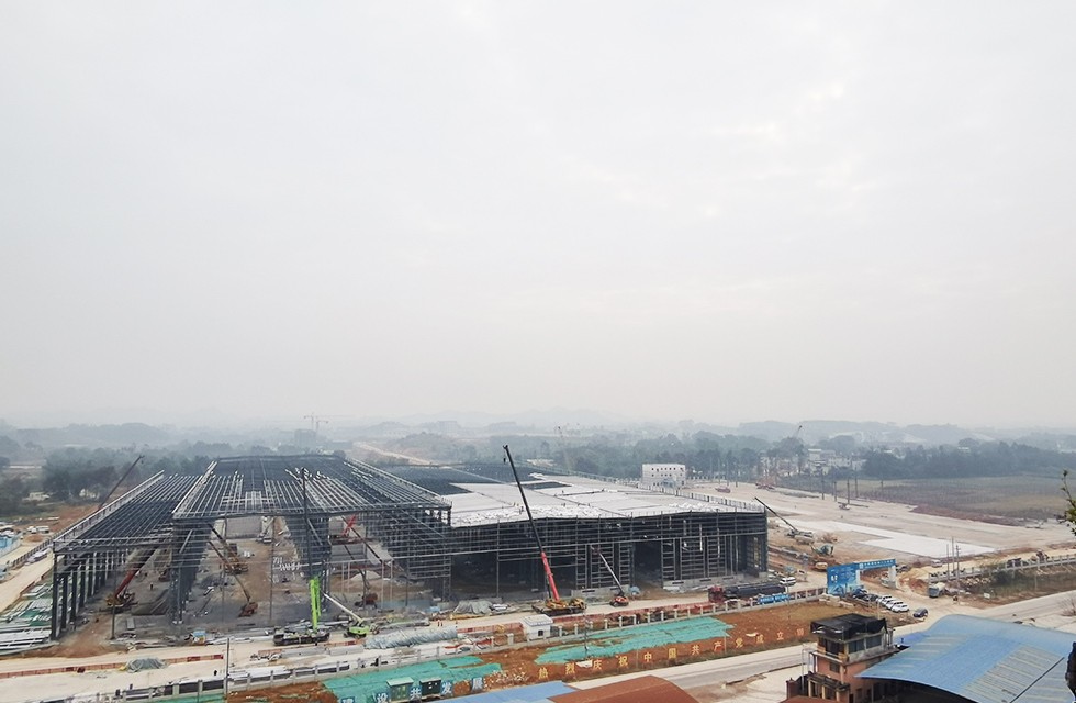 桂林鴻程礦山投資兩江寶山工程進(jìn)度，2022年1月4日桂林鴻程礦山機(jī)械寶山工業(yè)園車間封頂大吉。